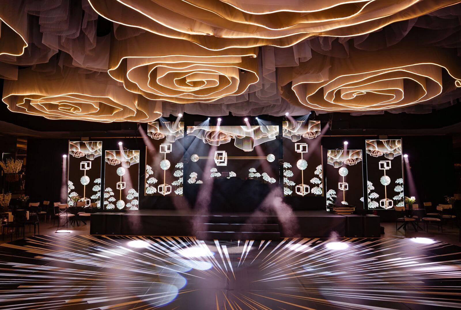 Salón con techo iluminado tipo rosas y pista de baile
