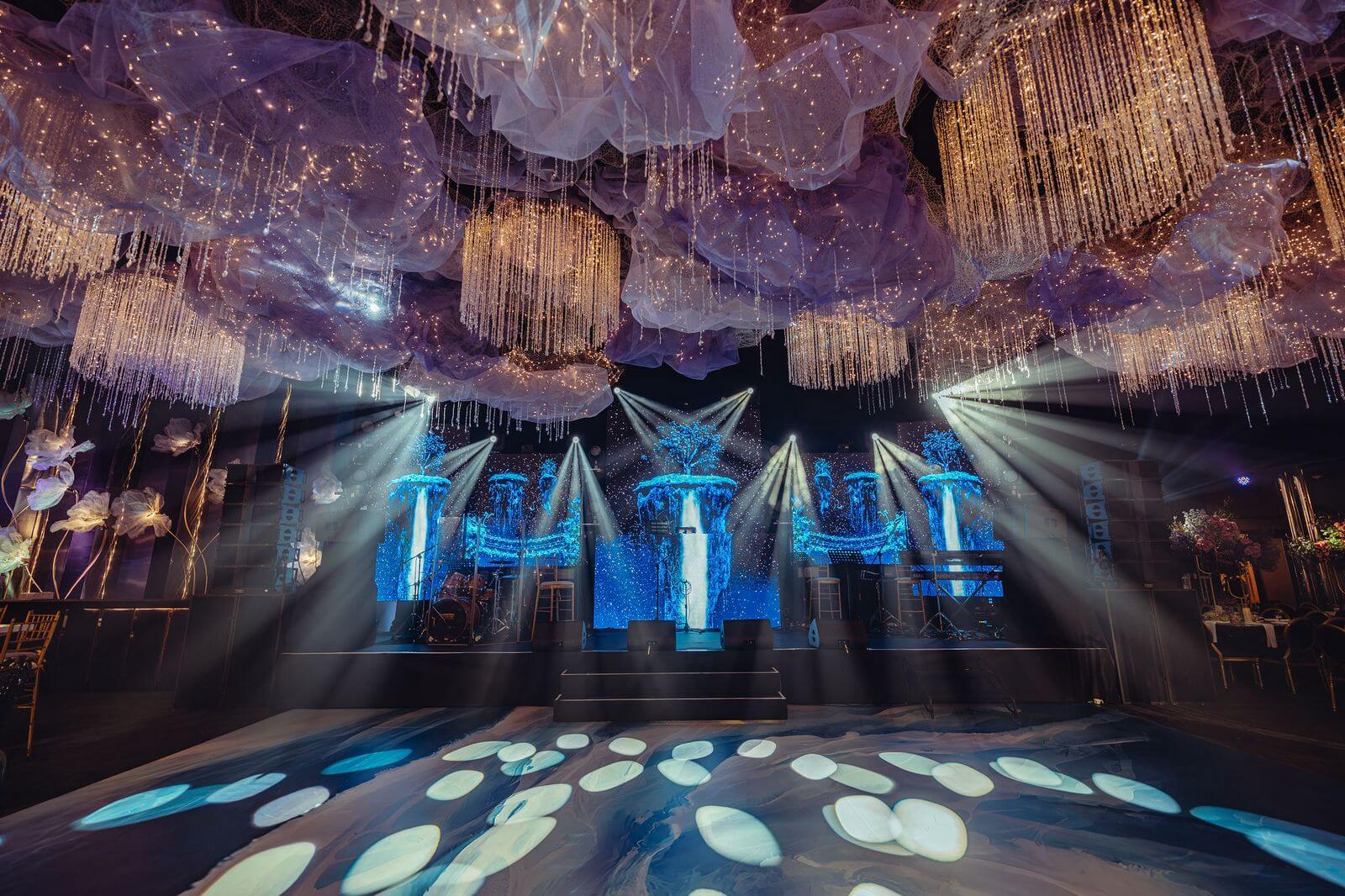 Escenario azul con cortinas de luces y cristales