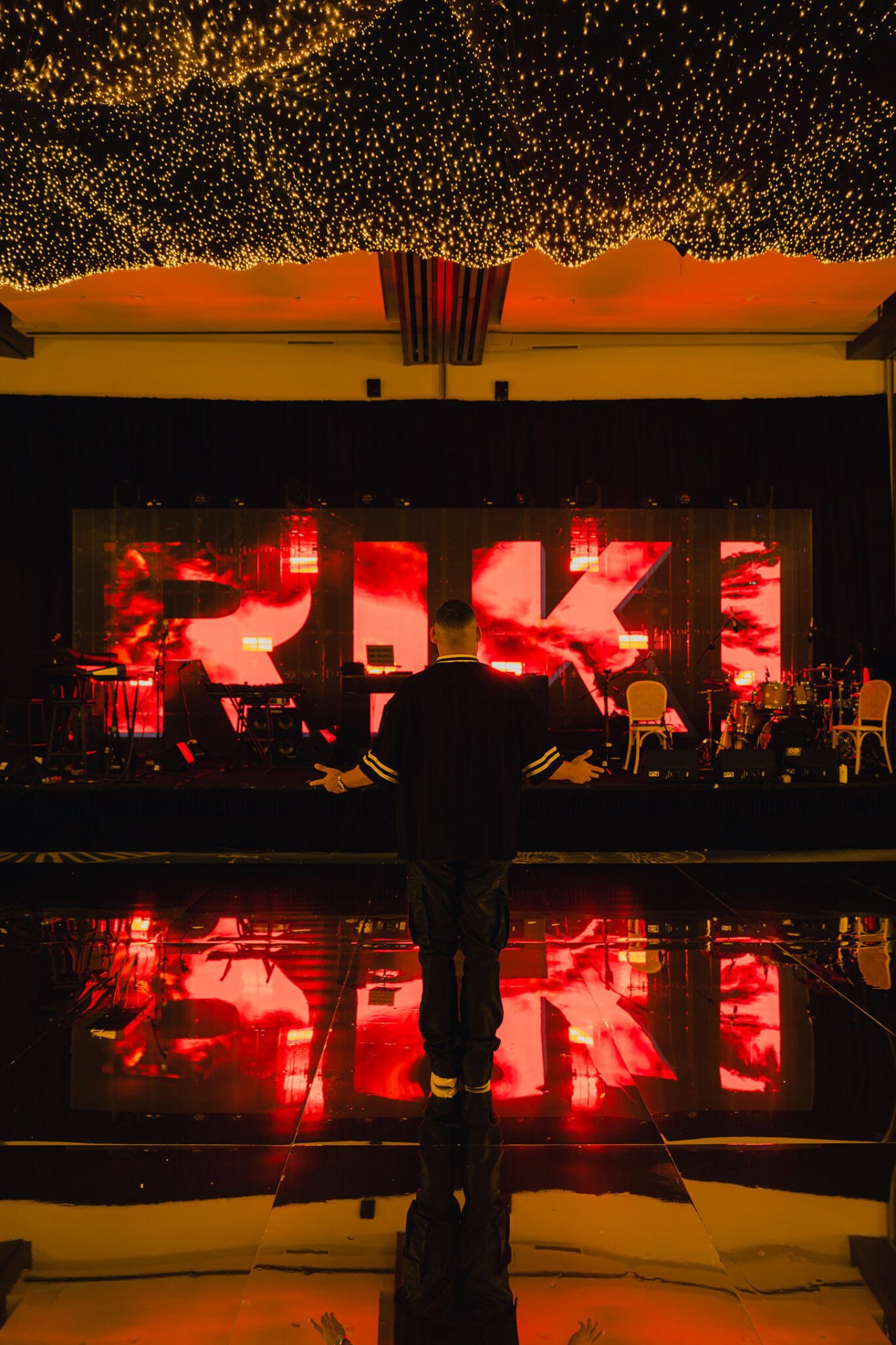Pantalla LED gigante RIKI con reflejo en la pista